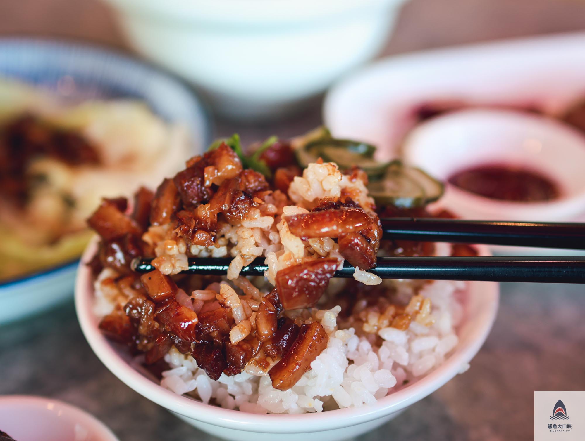 輕煙蒜味肉羹,台中滷肉飯,台中中央公園美食,台中小吃推薦,台中美食景點,台中麵店,台中西屯美食,輕煙蒜味肉羹菜單,輕煙蒜味肉羹外帶,逢甲夜市美食,宜蘭蒜味肉羹,厝秘功夫菜手路湯,台中肉羹麵,台中逢甲夜市 @鯊魚大口咬