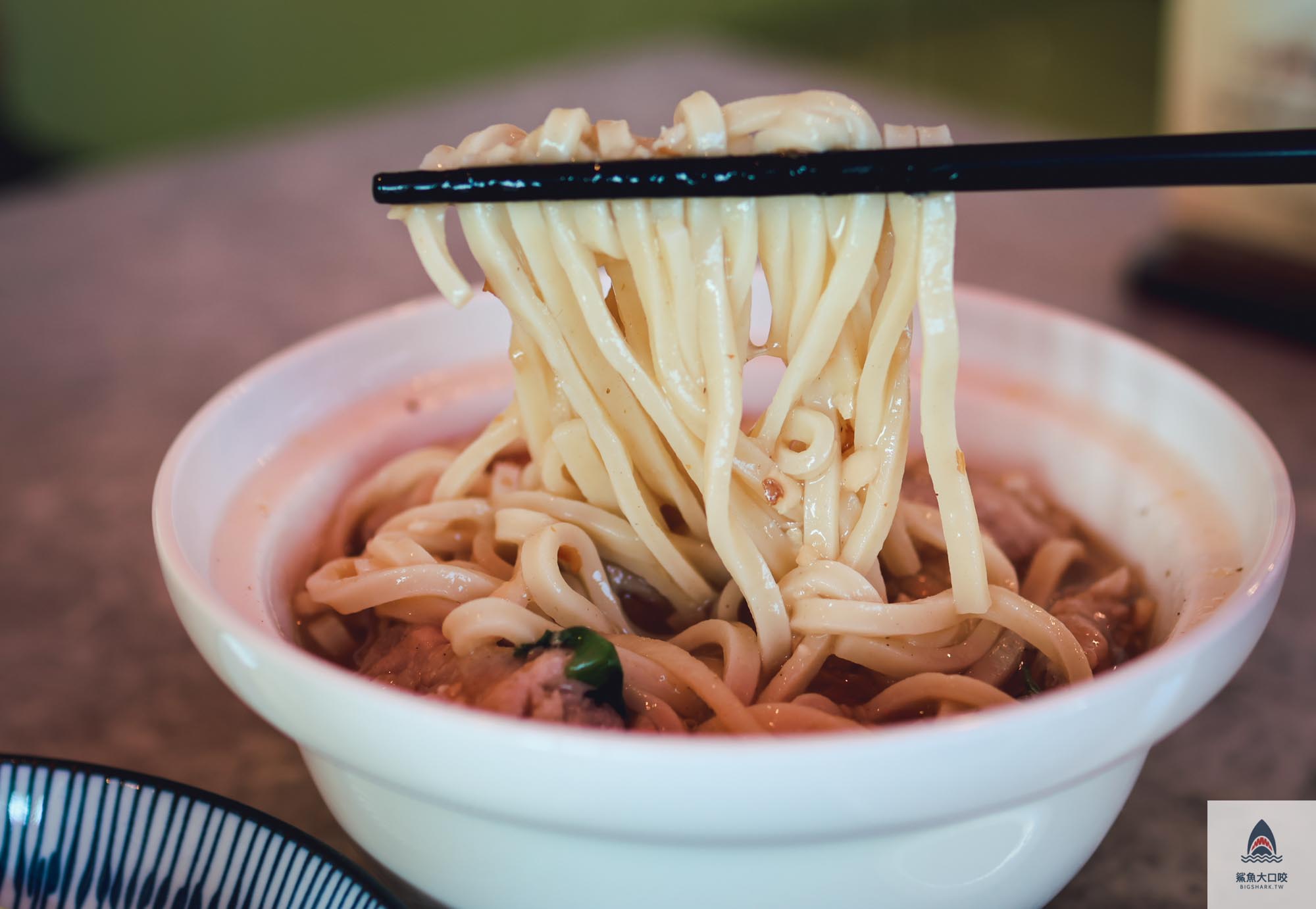 宜蘭蒜味肉羹,厝秘功夫菜手路湯,台中肉羹麵,台中逢甲夜市,輕煙蒜味肉羹,台中滷肉飯,台中中央公園美食,台中小吃推薦,台中美食景點,台中麵店,台中西屯美食,輕煙蒜味肉羹菜單,輕煙蒜味肉羹外帶,逢甲夜市美食 @鯊魚大口咬