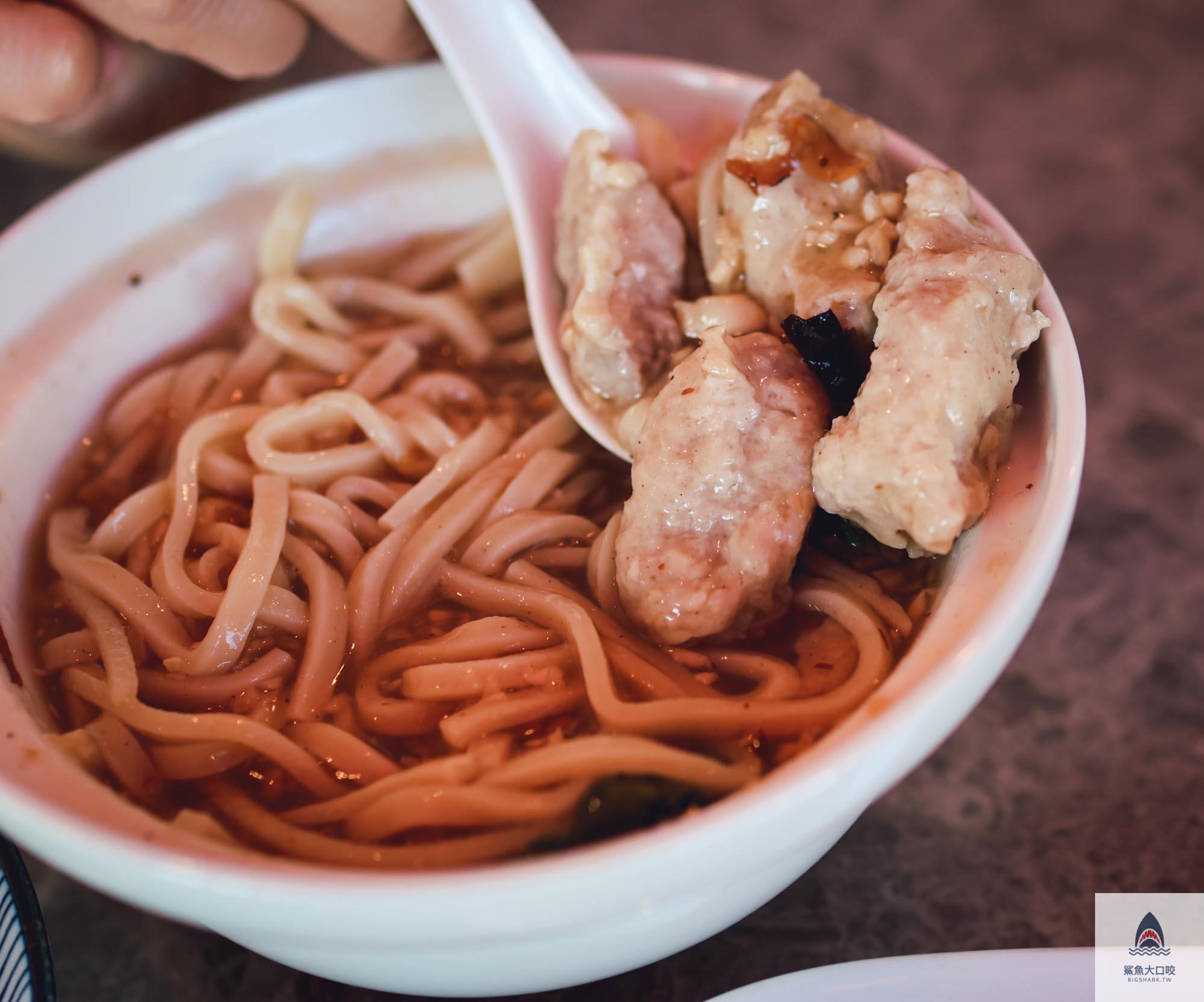 宜蘭蒜味肉羹,厝秘功夫菜手路湯,台中肉羹麵,台中逢甲夜市,輕煙蒜味肉羹,台中滷肉飯,台中中央公園美食,台中小吃推薦,台中美食景點,台中麵店,台中西屯美食,輕煙蒜味肉羹菜單,輕煙蒜味肉羹外帶,逢甲夜市美食 @鯊魚大口咬