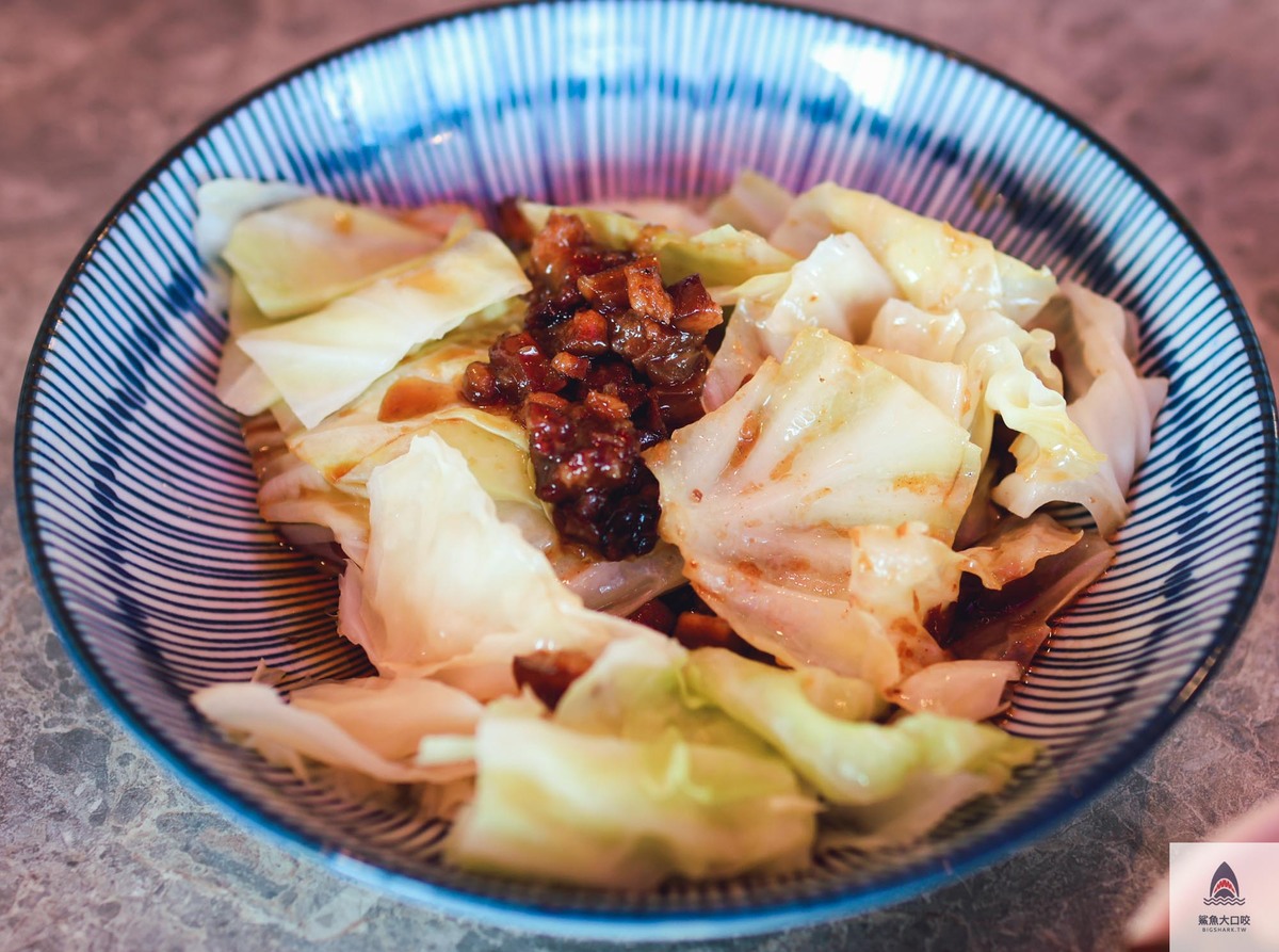 宜蘭蒜味肉羹,厝秘功夫菜手路湯,台中肉羹麵,台中逢甲夜市,輕煙蒜味肉羹,台中滷肉飯,台中中央公園美食,台中小吃推薦,台中美食景點,台中麵店,台中西屯美食,輕煙蒜味肉羹菜單,輕煙蒜味肉羹外帶,逢甲夜市美食 @鯊魚大口咬