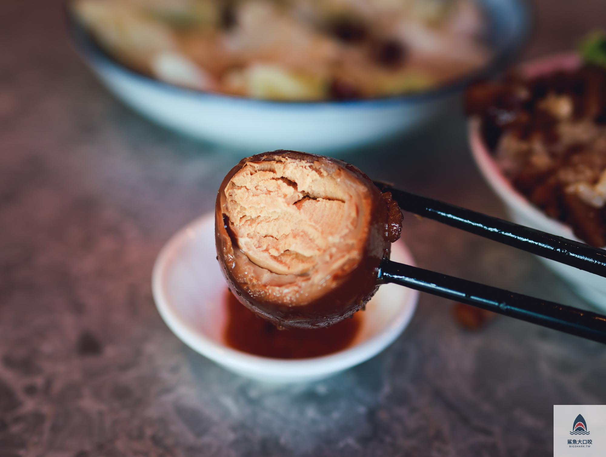 宜蘭蒜味肉羹,厝秘功夫菜手路湯,台中肉羹麵,台中逢甲夜市,輕煙蒜味肉羹,台中滷肉飯,台中中央公園美食,台中小吃推薦,台中美食景點,台中麵店,台中西屯美食,輕煙蒜味肉羹菜單,輕煙蒜味肉羹外帶,逢甲夜市美食 @鯊魚大口咬