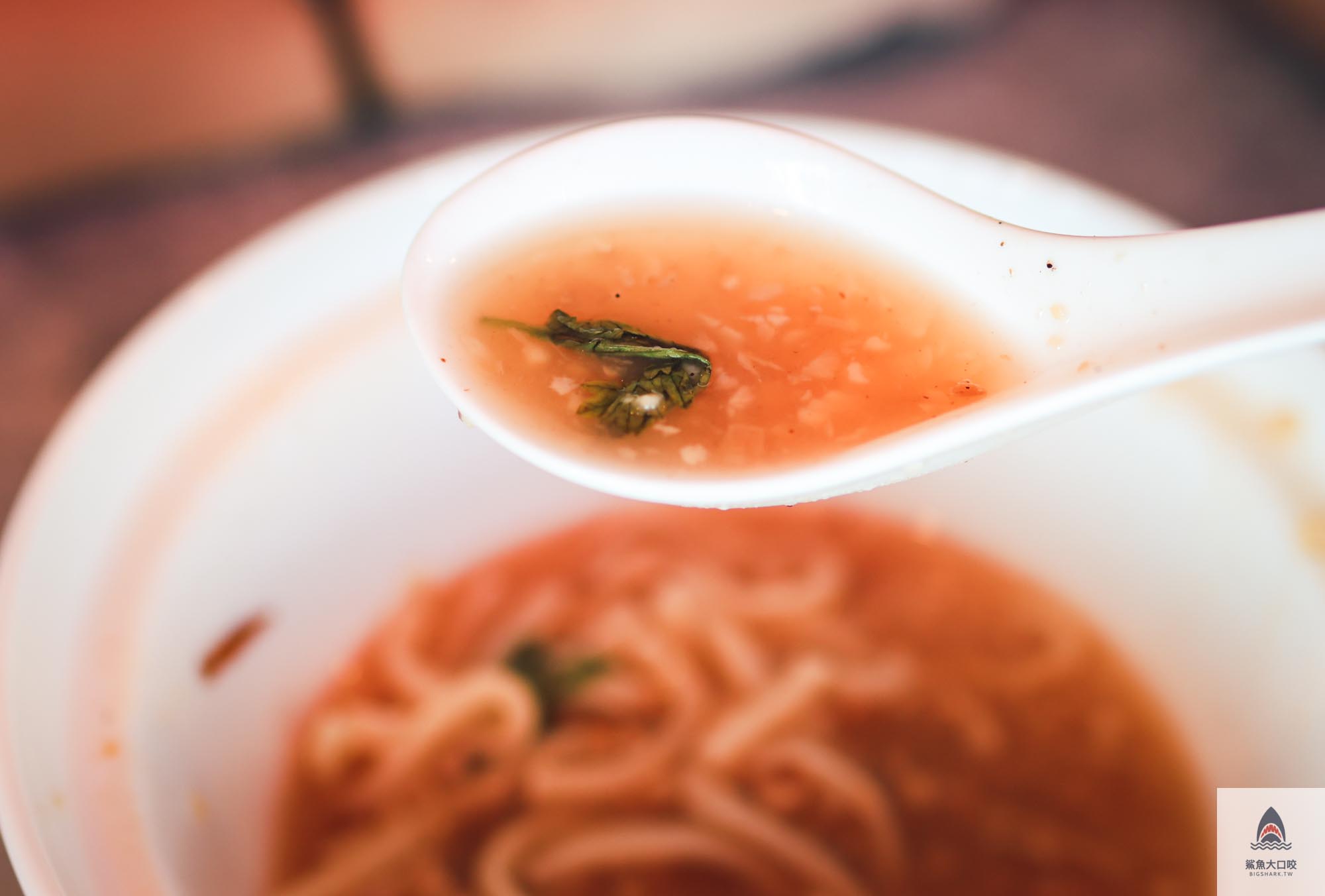 宜蘭蒜味肉羹,厝秘功夫菜手路湯,台中肉羹麵,台中逢甲夜市,輕煙蒜味肉羹,台中滷肉飯,台中中央公園美食,台中小吃推薦,台中美食景點,台中麵店,台中西屯美食,輕煙蒜味肉羹菜單,輕煙蒜味肉羹外帶,逢甲夜市美食 @鯊魚大口咬