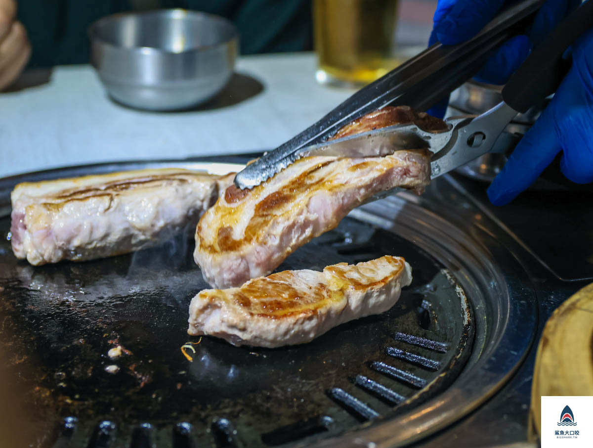 台中燒肉推薦,台中韓式燒肉,台中料韓男,北屯美食推薦,台中韓式烤肉推薦,料韓男熟成五花肉,料韓男菜單 @鯊魚大口咬