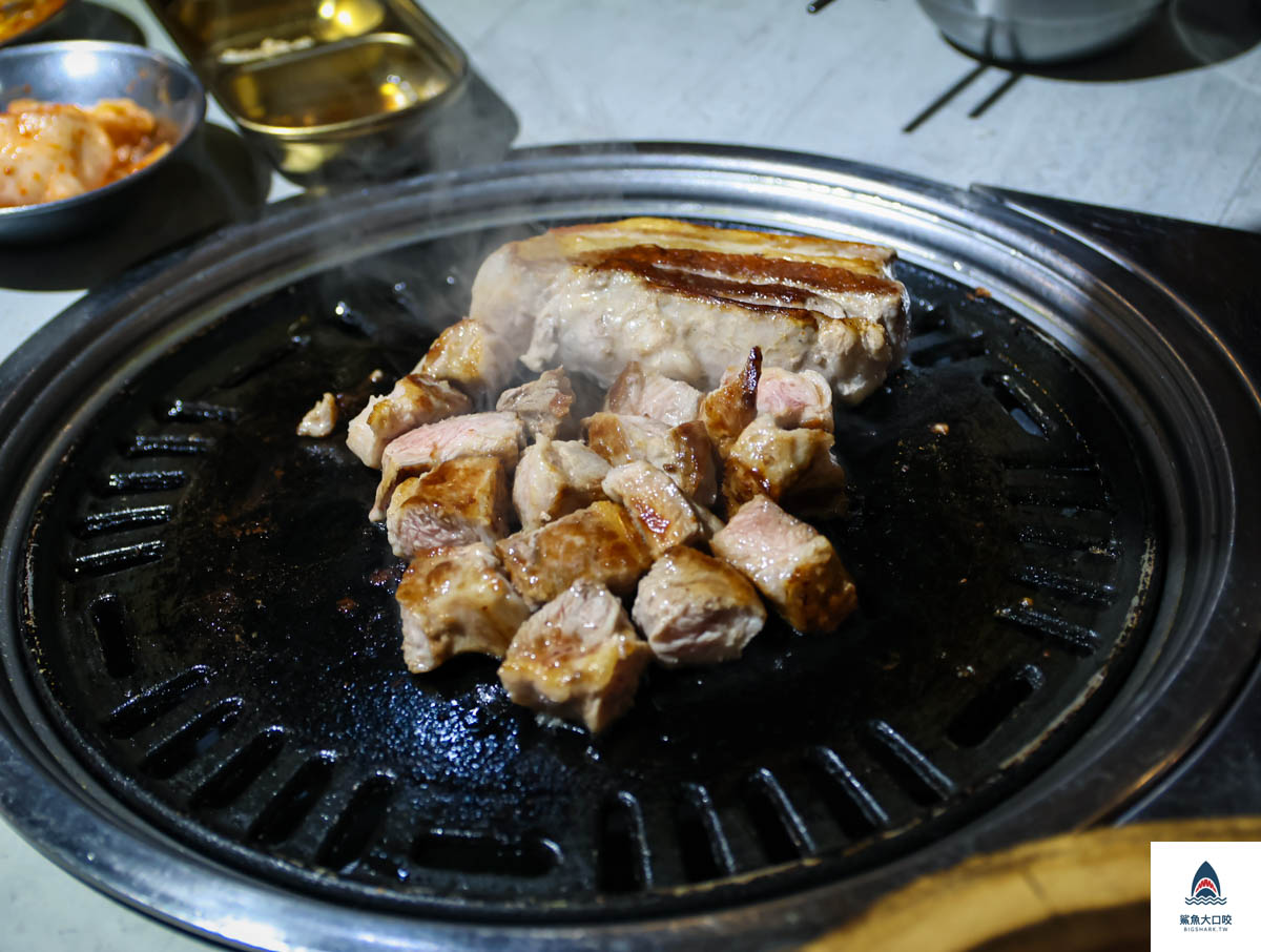 台中燒肉推薦,台中韓式燒肉,台中料韓男,北屯美食推薦,台中韓式烤肉推薦,料韓男熟成五花肉,料韓男菜單 @鯊魚大口咬