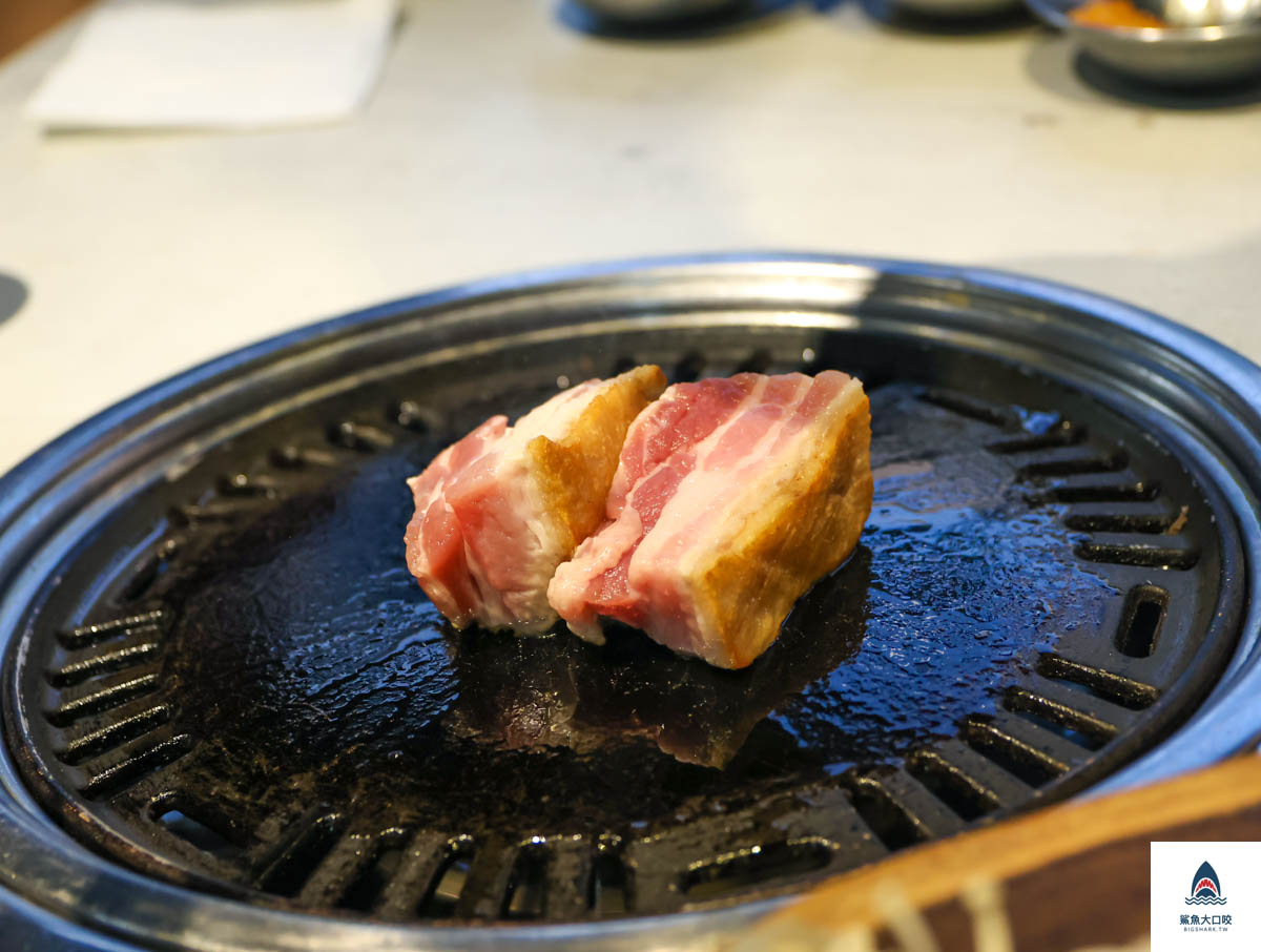 台中燒肉推薦,台中韓式燒肉,台中料韓男,北屯美食推薦,台中韓式烤肉推薦,料韓男熟成五花肉,料韓男菜單 @鯊魚大口咬