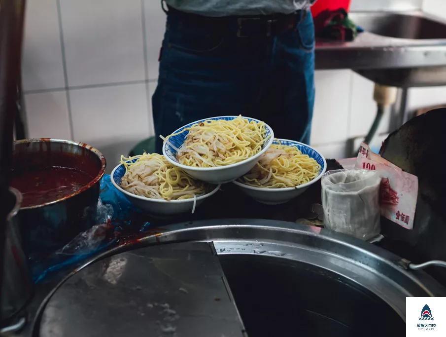 阿坤麵地址,台中中區美食,美食,台中中區,台中米其林必比登餐廳,2021台中米其林必比登,中區,2020台中米其林必比登,2020台中米其林必比登餐廳,阿坤麵,阿坤麵中區,阿坤麵米其林,阿坤麵光復國小,台中小吃美食,阿坤麵菜單 @鯊魚大口咬