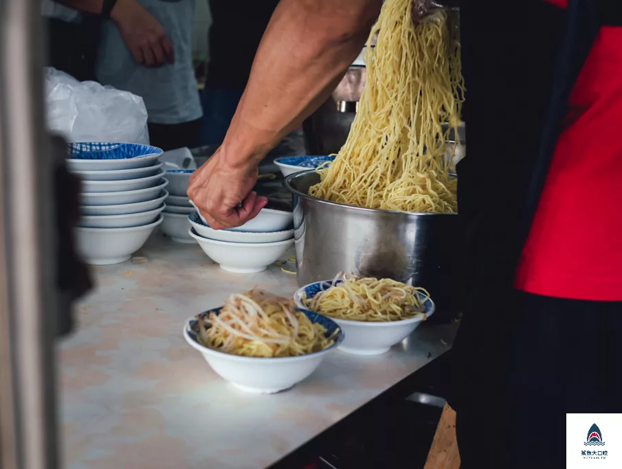 阿坤麵地址,台中中區美食,美食,台中中區,台中米其林必比登餐廳,2021台中米其林必比登,中區,2020台中米其林必比登,2020台中米其林必比登餐廳,阿坤麵,阿坤麵中區,阿坤麵米其林,阿坤麵光復國小,台中小吃美食,阿坤麵菜單 @鯊魚大口咬