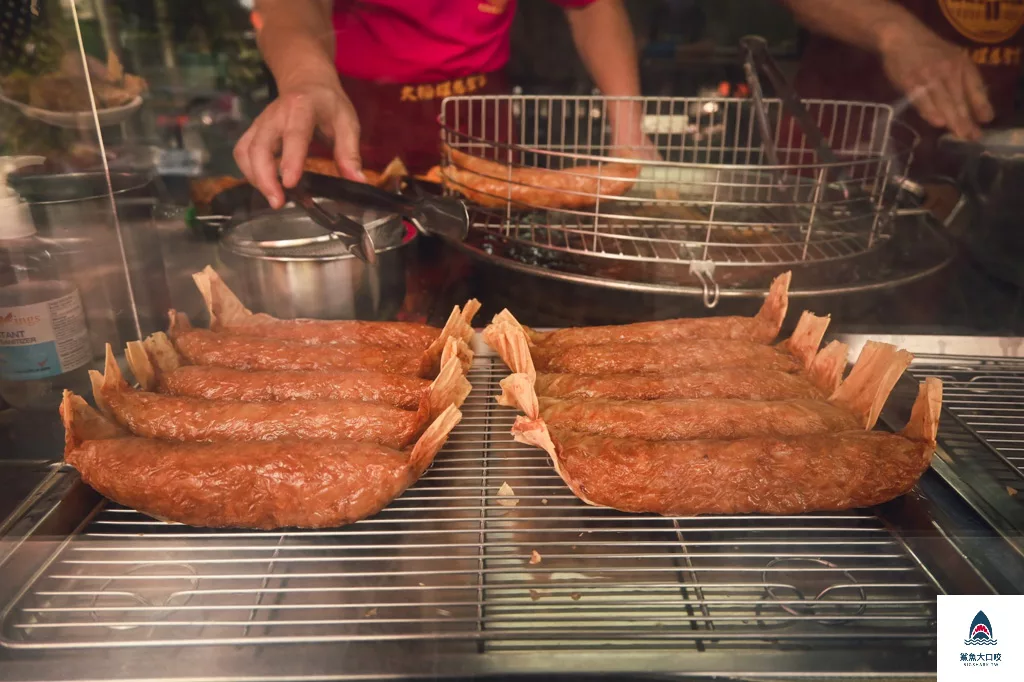 白鐘元推薦 捷運大橋頭站美食,賴記雞卷,台北市必吃小吃,大稻埕慈聖宮小吃,台灣小吃,大橋頭站美食,大稻埕美食,慈聖宮美食,新蘆線美食 @鯊魚大口咬