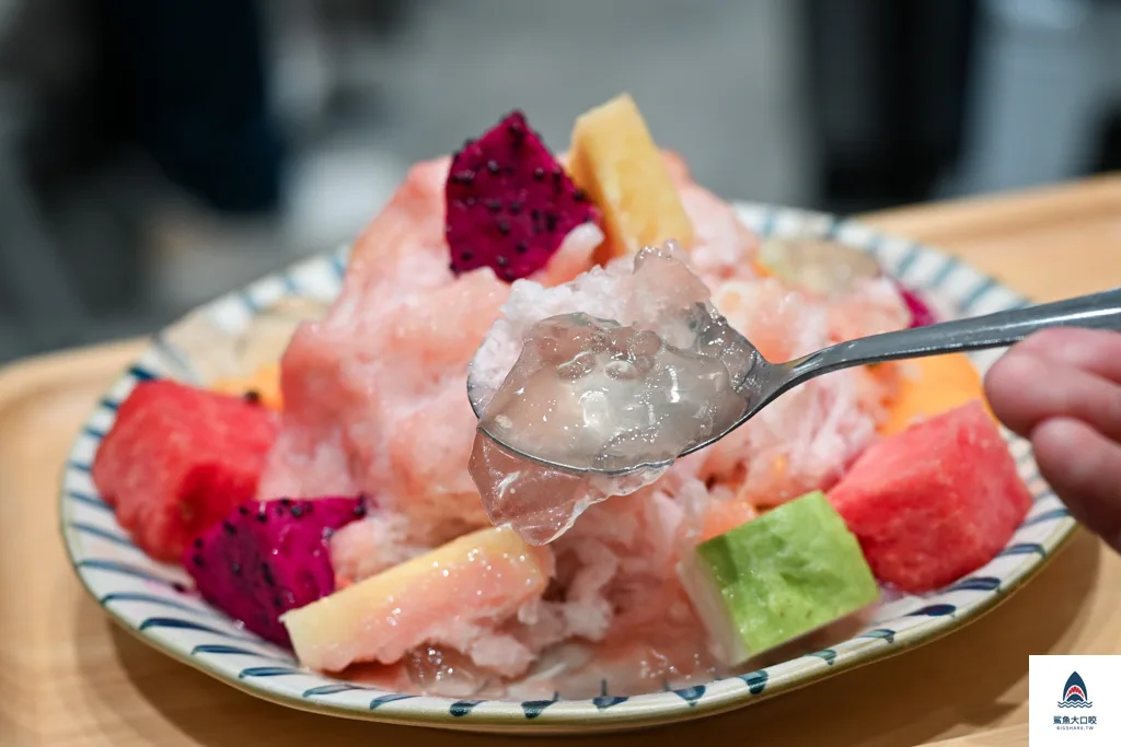 台中水果冰,台中刨冰,台中雪花冰,老喬冰菓室,老喬冰果室菜單,台中雪花冰推薦,台中北屯冰品,台中北屯冰店,台中北屯吃冰推薦,台中北屯甜湯,台中冰品,台中吃冰推薦,台中剉冰,台中好吃雪花冰,台中冰店 @鯊魚大口咬