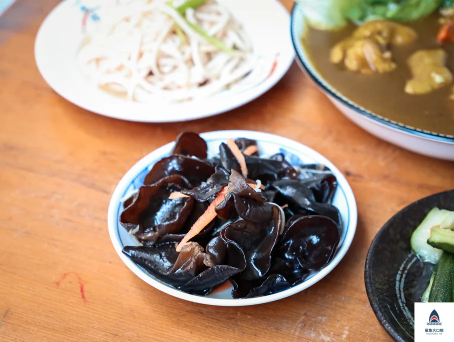 北平路美食,台中皮蛋麵,皮蛋料理,昌平路美食,劉漣麵,劉漣麵菜單,台中美食,劉漣麵皮蛋麵,台中劉漣麵,台中北屯美食 @鯊魚大口咬