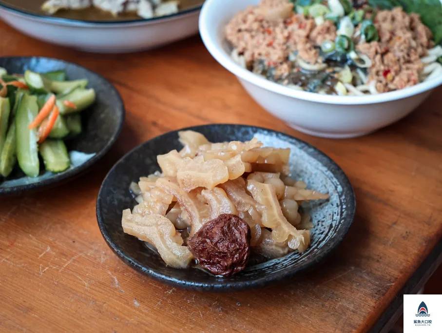 台中皮蛋麵,皮蛋料理,昌平路美食,劉漣麵,劉漣麵菜單,台中美食,劉漣麵皮蛋麵,台中劉漣麵,台中北屯美食,北平路美食 @鯊魚大口咬