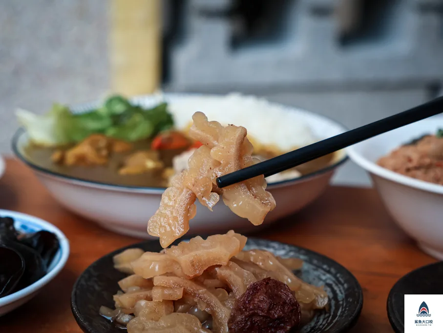 台中皮蛋麵,皮蛋料理,昌平路美食,劉漣麵,劉漣麵菜單,台中美食,劉漣麵皮蛋麵,台中劉漣麵,台中北屯美食,北平路美食 @鯊魚大口咬