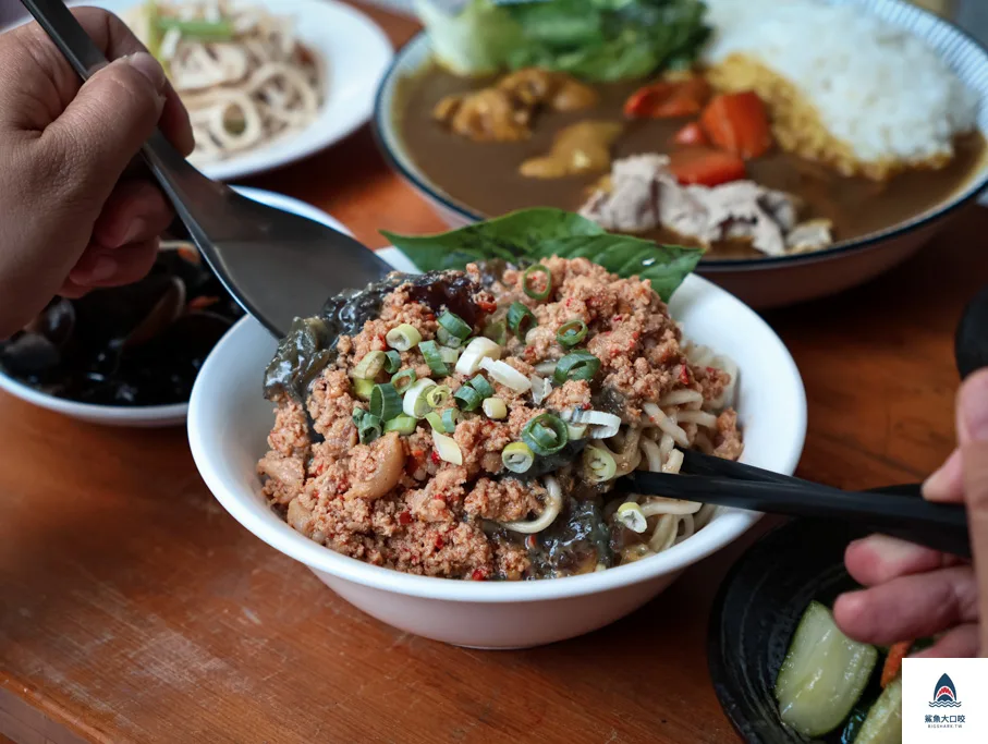 台中皮蛋麵,皮蛋料理,昌平路美食,劉漣麵,劉漣麵菜單,台中美食,劉漣麵皮蛋麵,台中劉漣麵,台中北屯美食,北平路美食 @鯊魚大口咬