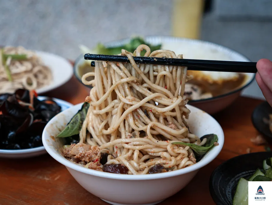 台中皮蛋麵,皮蛋料理,昌平路美食,劉漣麵,劉漣麵菜單,台中美食,劉漣麵皮蛋麵,台中劉漣麵,台中北屯美食,北平路美食 @鯊魚大口咬