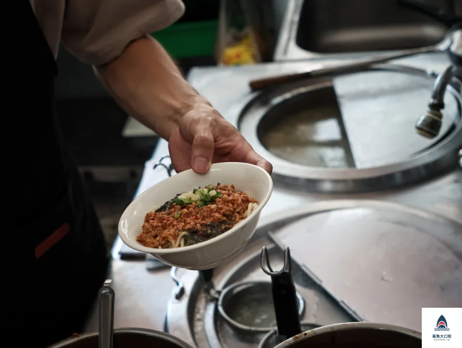 北平路美食,台中皮蛋麵,皮蛋料理,昌平路美食,劉漣麵,劉漣麵菜單,台中美食,劉漣麵皮蛋麵,台中劉漣麵,台中北屯美食 @鯊魚大口咬